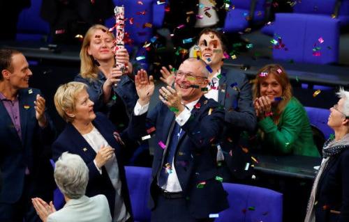 Волкер Бек, депутат от Партии Зеленых и давний участник кампании за права геев, был эмоциональным после голосования.