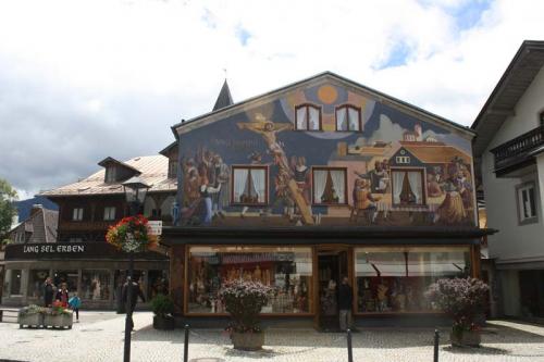 Здание в Обераммергау с картиной, изображающей распятие Христа