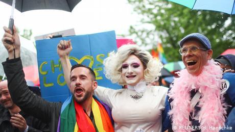 Deutschland Demonstranten vor dem Bundestag während die Delegierten über die Legalisierung gleichgeschlechtlicher Ehe в Берлине abstimmen (REUTERS / H. Hanschke)