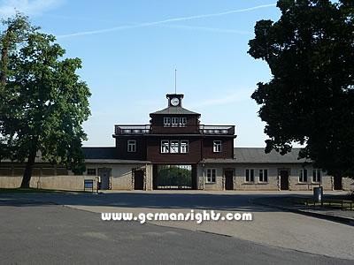 Входные ворота в бывший концентрационный лагерь Бухенвальд в Германии