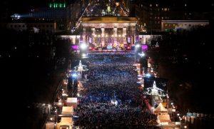 Любители вечеринок наслаждаются атмосферой у Бранденбургских ворот в Берлине