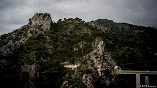 Туннель проходит через гору, где находится перевал смерти, пересекая границу между Италией и Францией