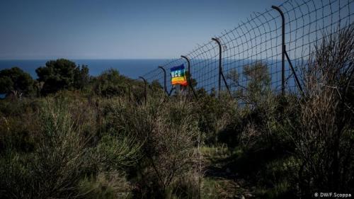 Флаг ПАСЕ висит на пограничном заборе между Италией и Францией