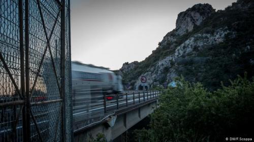 Забор, где мигранты и беженцы получают доступ к туннелю шоссе во Францию