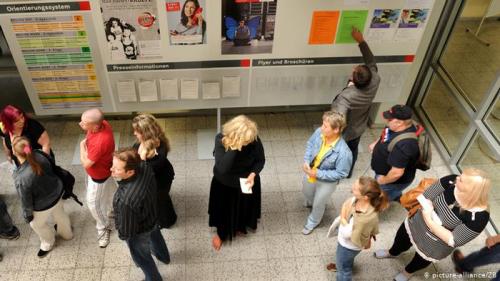 Люди в очереди в Бюро по трудоустройству в Лейпциге фото: Waltraud Grubitzsch pixel