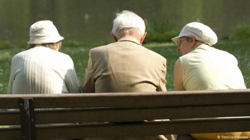 Три пенсионера сидят на скамейке