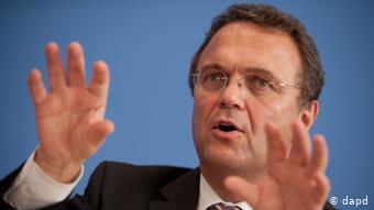 Министр внутренних дел Ханс-Петер Фридрих жесты во время пресс-конференции Фото: Tobias Koch/dapd