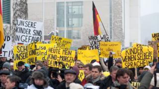 Демонстранты у здания немецкой канцелярии в Берлине (23 января 2016 г)